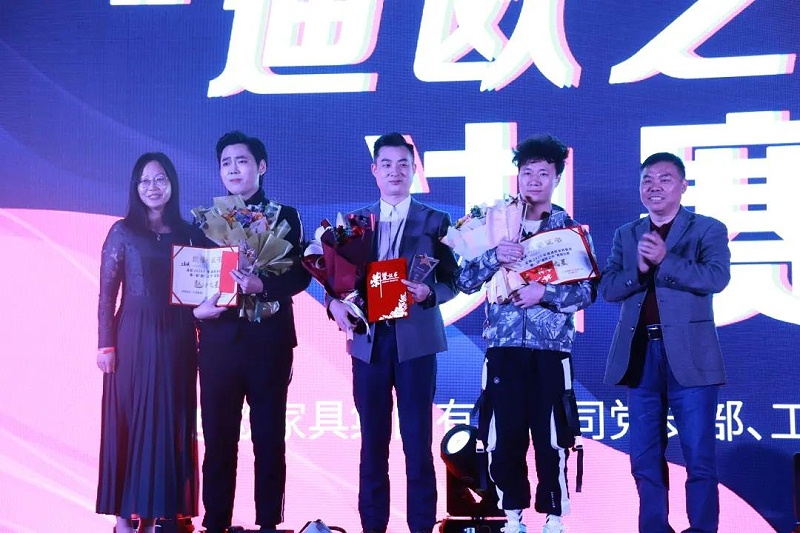 彭晓霞副总裁（左一）与黄云林副总裁（右一）为“魅力之星”选手颁奖